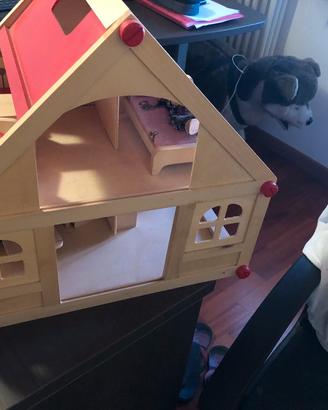 casetta bambole in legno con personaggi e mobili