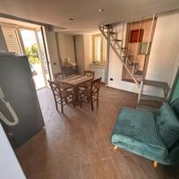 Bilocale con terrazzo arredato zona Lombardi