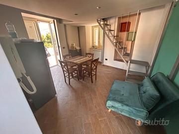 Bilocale con terrazzo arredato zona Lombardi