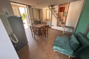 Bilocale con terrazzo arredato zona Lombardi