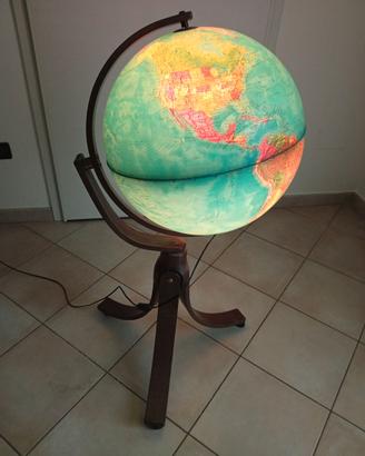 Mappamondo illuminato