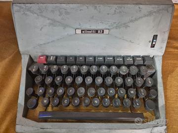 Macchina da scrivere olivetti 82