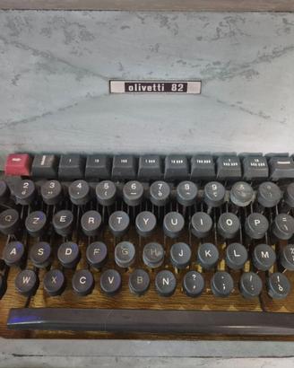 Macchina da scrivere olivetti 82
