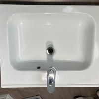 Lavandino e rubinetto bagno