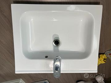 Lavandino e rubinetto bagno