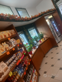 Attività rivendita di pane e alimentari e PIZZERIA