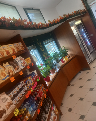 Attività rivendita di pane e alimentari e PIZZERIA