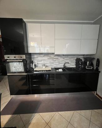 Cucina placcata bianca e nera tenuta bene