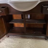 Mobile in legno con lavabo e rubinetto X bagno