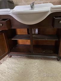 Mobile in legno con lavabo e rubinetto X bagno