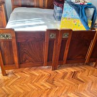 letto matrimoniale in legno e decori in bronzo