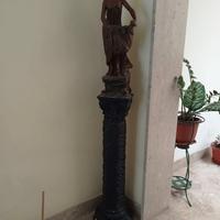 Statuetta su colonna in gesso