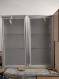 2 pensili con ante e ripiani in vetro 