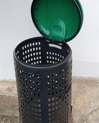 Bidone per immondizie con coperchio e anello ferma