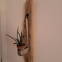 Porta oggetti in legno vecchio con mestolo vintage