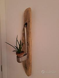 Porta oggetti in legno vecchio con mestolo vintage