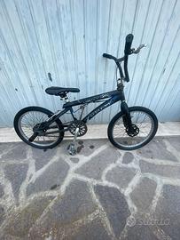 BICICLETTA BMX FREESTYLE