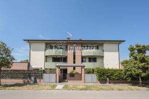 3 LOCALI DOPPI SERVIZI CON CANTINA, BOX E GIARDINO