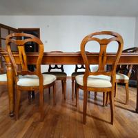Tavolo in legno con sedie