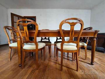 Tavolo in legno con sedie