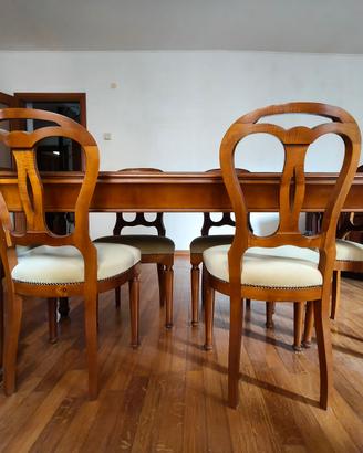 Tavolo in legno con sedie