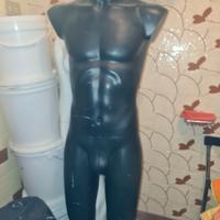 manichino uomo colore nero