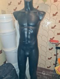 manichino uomo colore nero