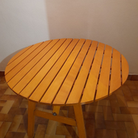 Tavolo con sedie pieghevole in legno