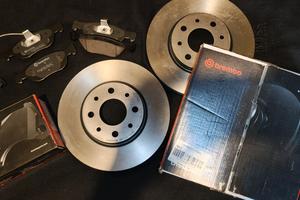 Kit freni anteriori Brembo (dischi + pastiglie)