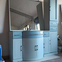 Mobile bagno con specchio lavandino rubinetto