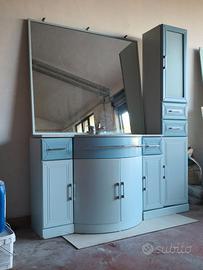 Mobile bagno con specchio lavandino rubinetto