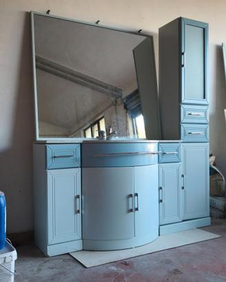 Mobile bagno con specchio lavandino rubinetto