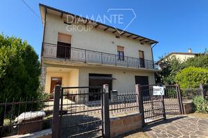 Casa indipendente con garage, soffitta e giardino