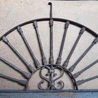 Antica grata in ferro battuto a mezzaluna del ‘800