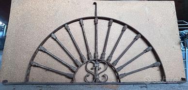 Antica grata in ferro battuto a mezzaluna del ‘800