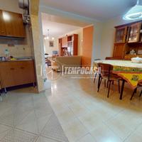 VIA GRANDE CON CORTILE