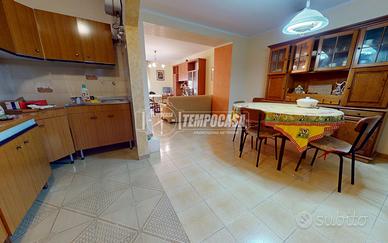 VIA GRANDE CON CORTILE