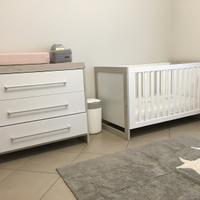 Cameretta per bambini, cassettone, lettino, letto.