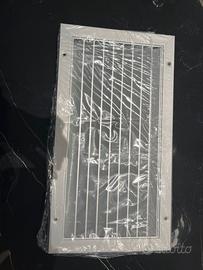 N.4 Griglie di areazione in alluminio grigio.