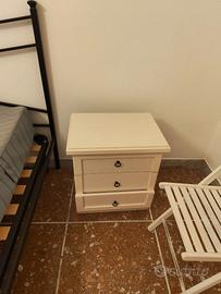 Comodini vintage in legno massello