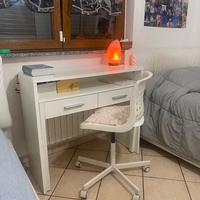 scrivania e sedia per ufficio