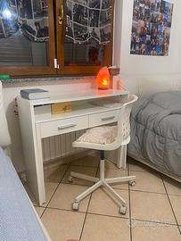 scrivania e sedia per ufficio
