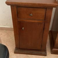Comodino robusto in legno con anta e cassetto