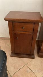Comodino robusto in legno con anta e cassetto