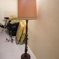 Lampada da terra vintage in legno con paralume