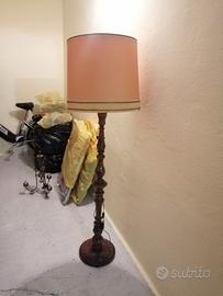 Lampada da terra vintage in legno con paralume