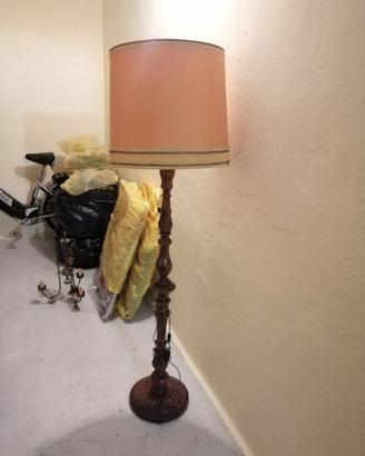 Lampada da terra vintage in legno con paralume