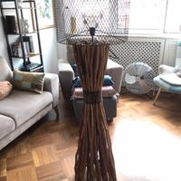 Lampada da terra in ferro battuto e legno