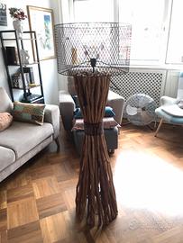 Lampada da terra in ferro battuto e legno