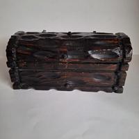 Antico porta gioie a forma di Forziere in legno 